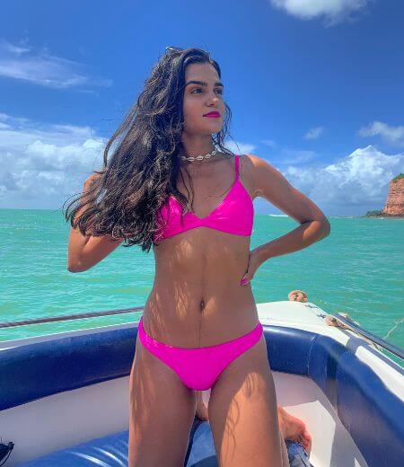 Biquini Rosa na Praia do Madeiro