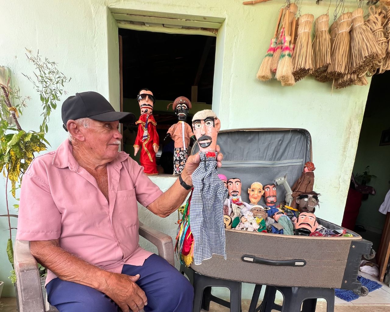 Mestre Francisquinho segurando um boneco de João redondo